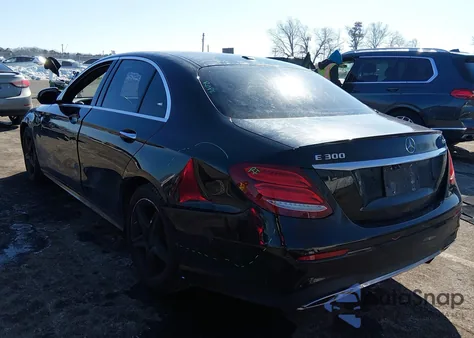 2017 Mercedes-Benz E 300 4Matic z USA, uszkodzony, nr VIN WDDZF4KB6HA135541